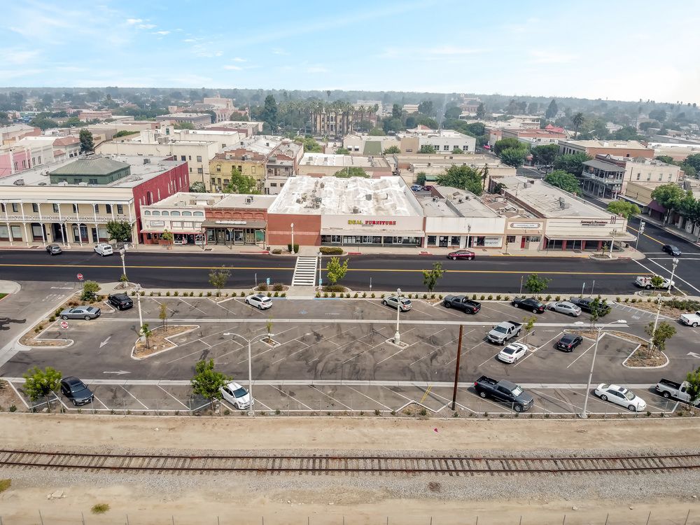 NNN Leased Retail Building - Ideal Furniture Gallery: 116 W 6th St, Hanford, CA 93230